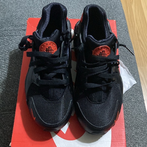 Brand new sz 6y Nike huaraches black and habenero red. Asking $90 obo - Picture 3 of 5
